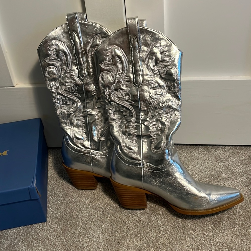 silver sparkly cowgirl boots